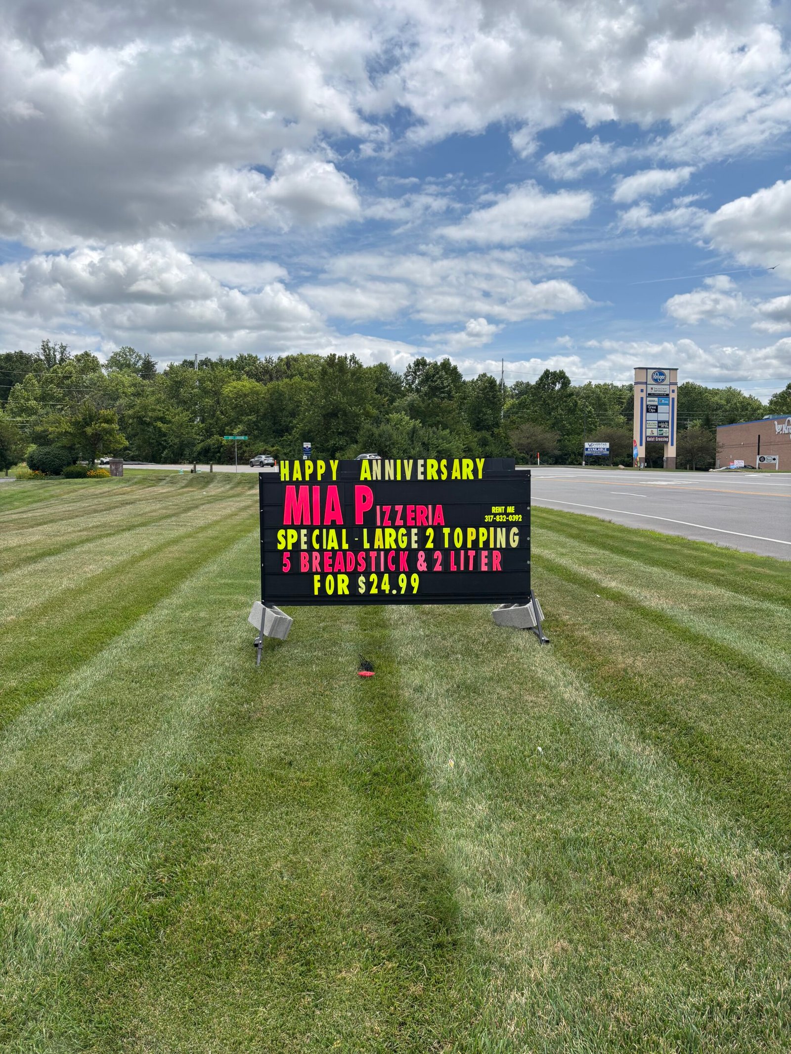 Mia Pizzeria sign by Black Sign Specialist